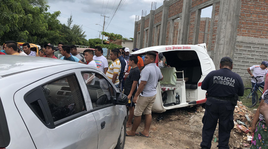Choca automóvil y mototaxista en Unión Hidalgo