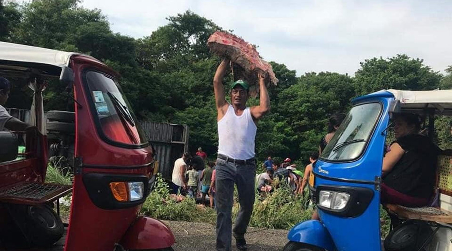 Rapiñan carne de tráiler volcado en Niltepec