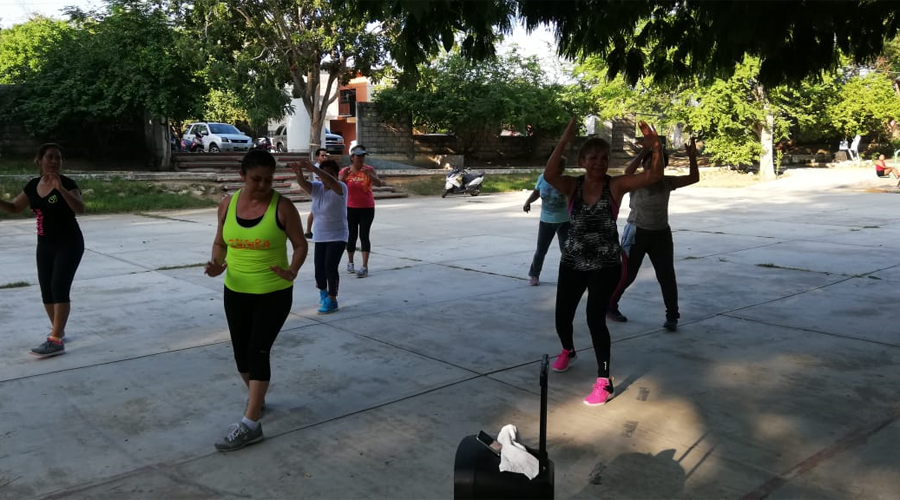 Se activan mujeres fitness en San Pedro Pochutla