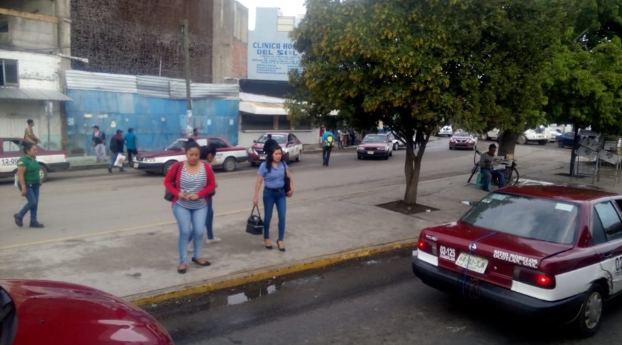 Caos vial pone en riesgo a conductores y peatones de Oaxaca