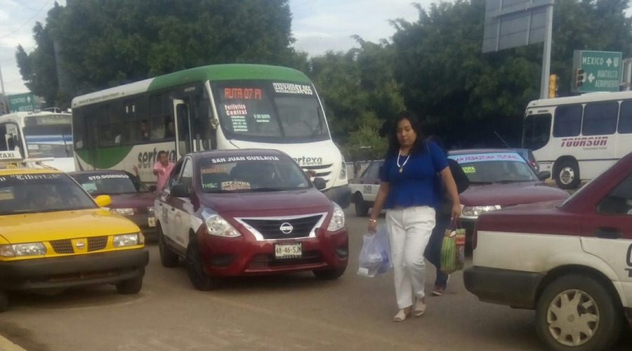 Caos vial pone en riesgo a conductores y peatones de Oaxaca