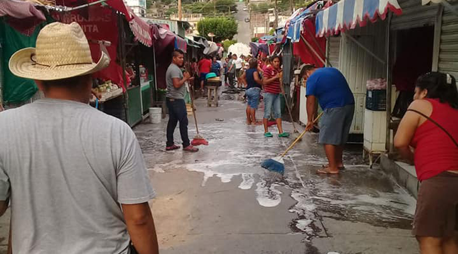 Comerciantes del Istmo, ensucian la vía pública que ocupan