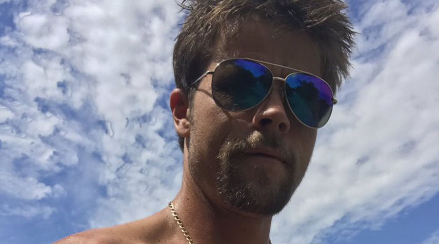 Obrero enciende las redes sociales por su increíble parecido a Brad Pitt