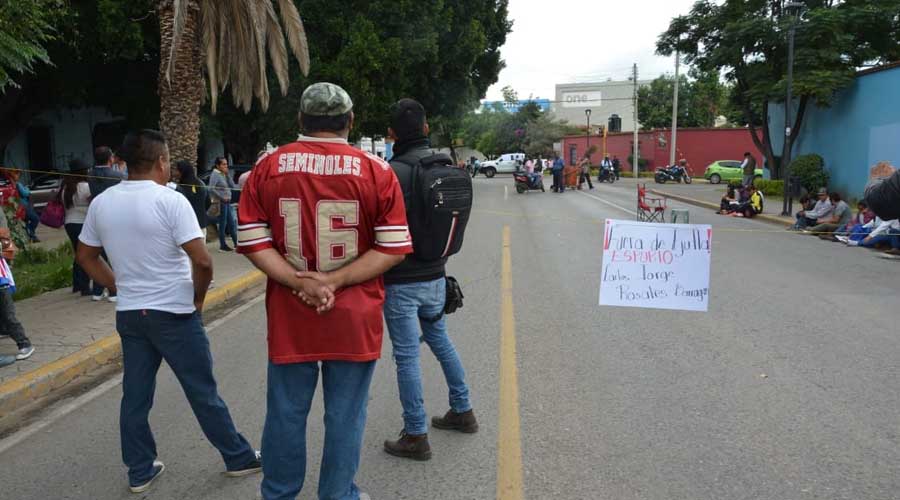 Maestros de Ejutla de Crespo bloquean Calzada de la República | El Imparcial de Oaxaca