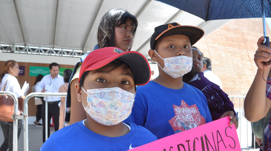 Durante la visita de AMLO en Oaxaca, protestan padres de niños con cáncer