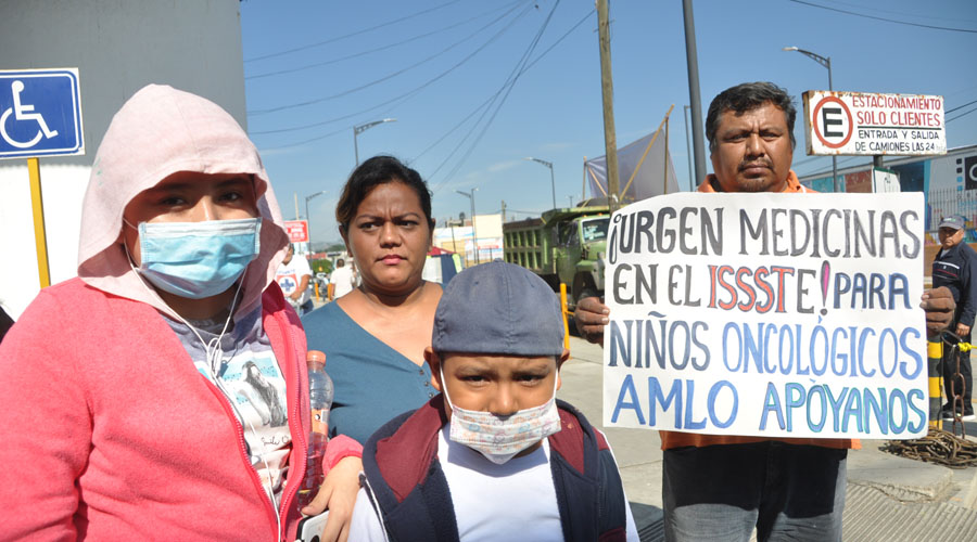 Durante la visita de AMLO en Oaxaca, protestan padres de niños con cáncer