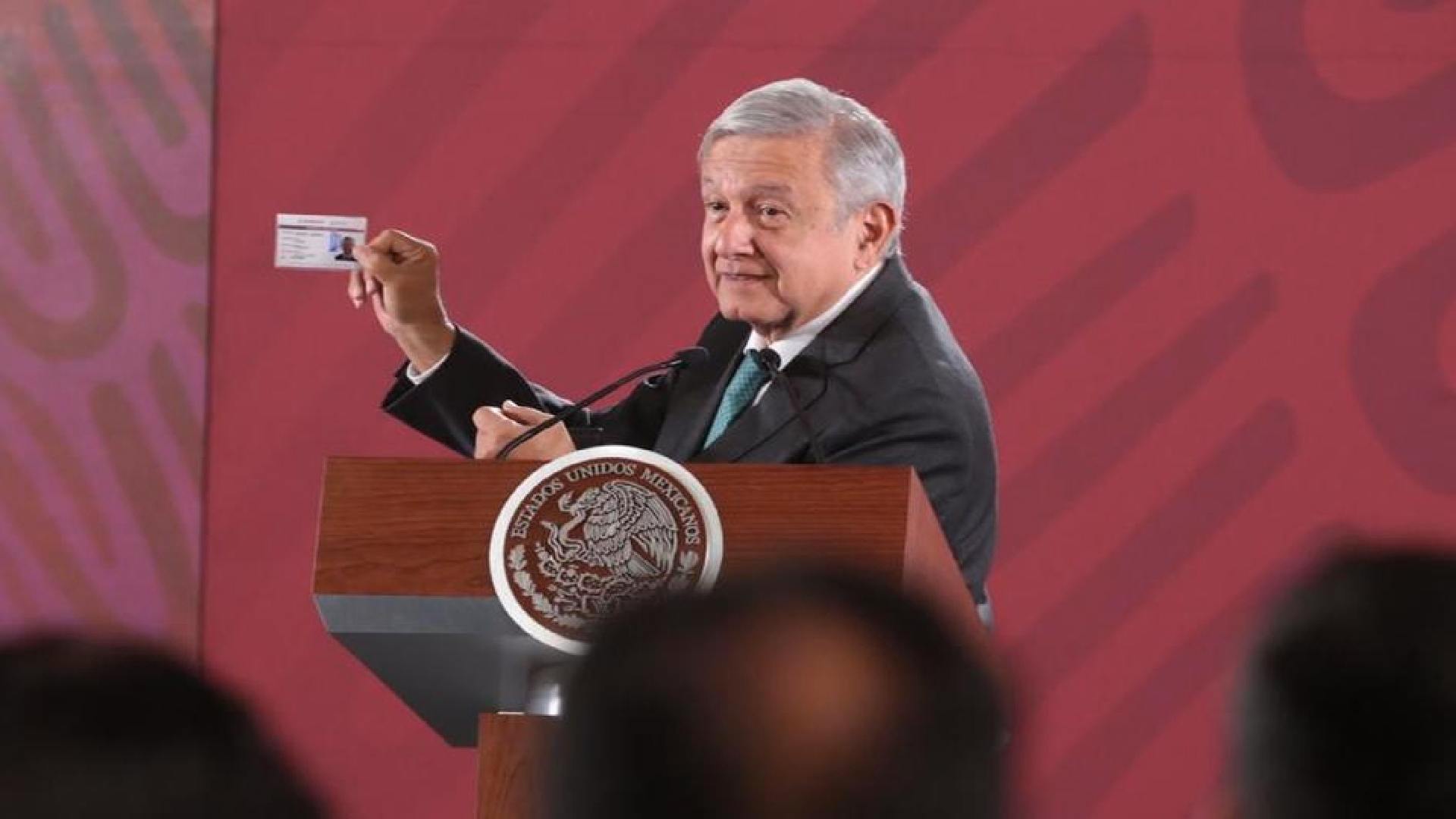 Presume el presidente, su credencial del Inapam | El Imparcial de Oaxaca