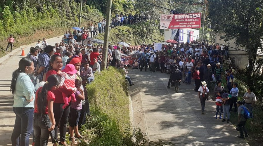 Familiares de desaparecidos visitan a AMLO en Huautla de Jiménez