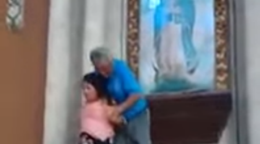 Video: Mujer ataca imagen de la Virgen de Guadalupe en iglesia; la echan casi a golpes