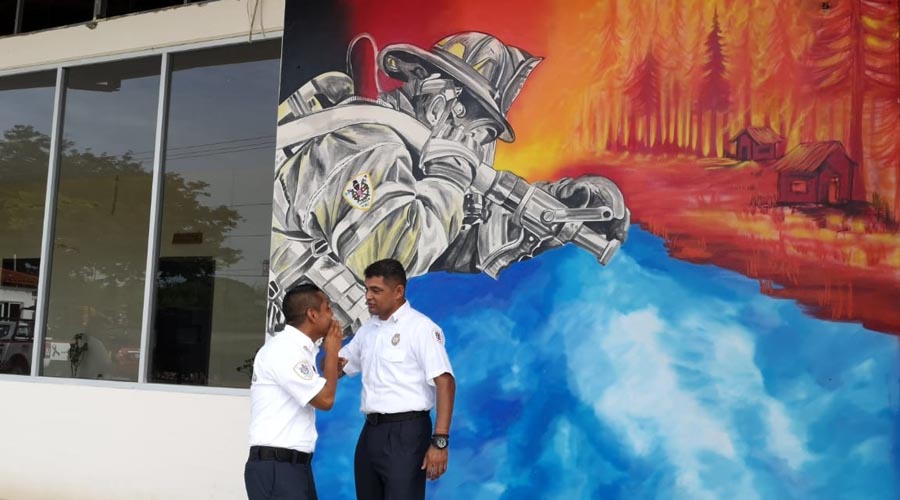 Inauguran mural en honor a Bomberos en Juchitán