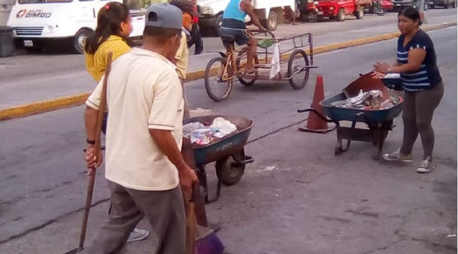 Comerciantes contaminan la vía pública en el Istmo de Tehuantepec
