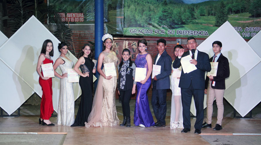 Colorida pasarela de la Academia Lupita Aquino