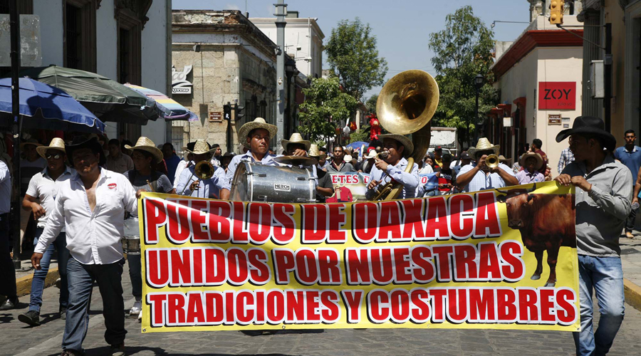 Realizan marcha calenda contra la Ley de Protección Animal en Oaxaca