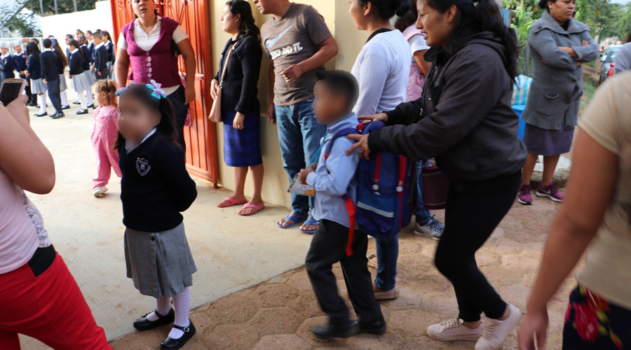 En Oaxaca, llega el primer día de clases entre prisas y regaños