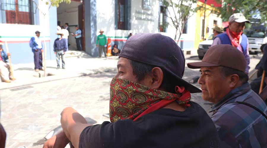 Se manifiestan en el SAT habitantes de San José Xochixtlán | El Imparcial de Oaxaca