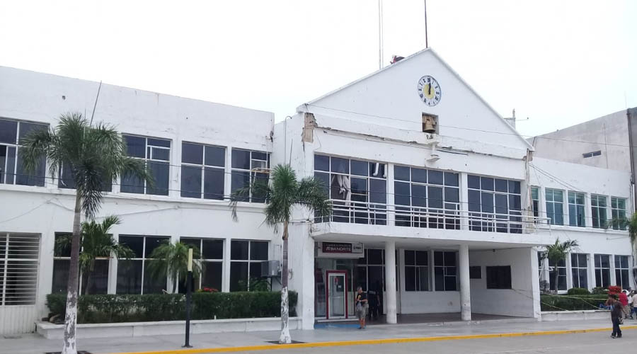 El Palacio Municipal de Salina Cruz se resiste a caer