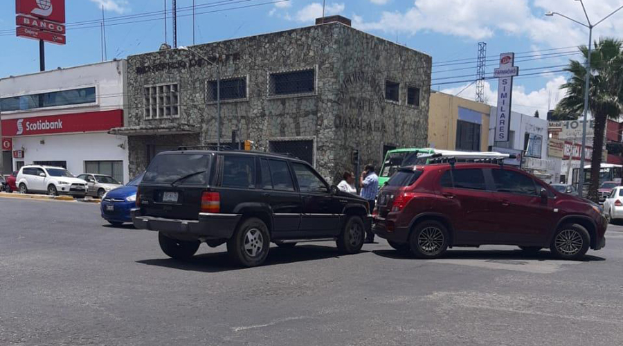 Chocan camionetas en el crucero de la ex Volkswagen | El Imparcial de Oaxaca