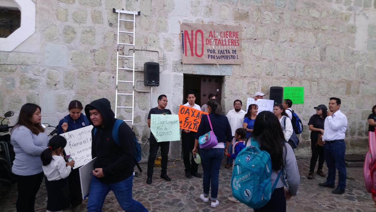 Ante despidos por falta de recursos, protestan maestros de Casa de la Cultura Oaxaqueña