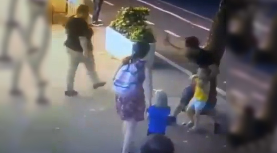 Video: Mujer ataca a niños con un cuchillo sin explicación alguna