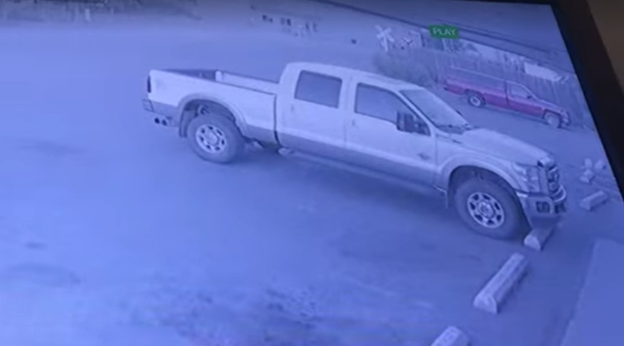 Video: Ladrón entra a robar tienda y al salir le roban su vehículo