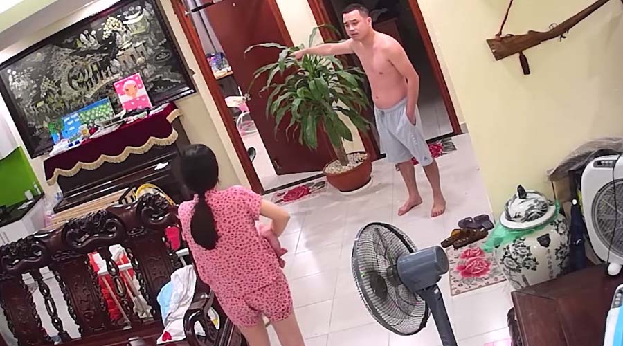 Video: Hombre golpea a su esposa a pesar de tener bebé recién nacido en brazos