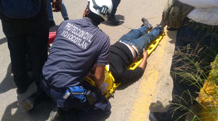 Impacta auto a motociclista en Santa Cruz Xoxocotlán