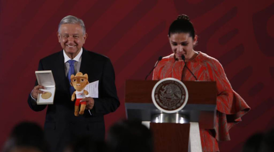 Critican en redes sociales medalla que Ana Gabriela regaló a AMLO | El Imparcial de Oaxaca