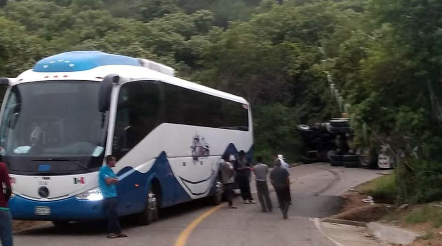 Choca torton contra un autobús y vuelca | El Imparcial de Oaxaca