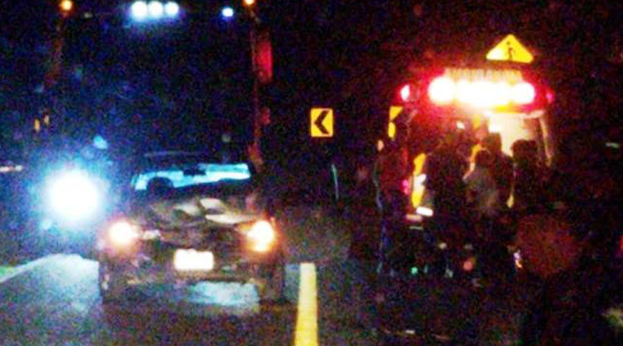 Choca contra un auto y deja su vehículo