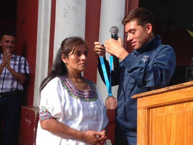 Deportista de Guatemala regala medalla a su madre porque ella “lustraba zapatos para darle de comer” | El Imparcial de Oaxaca