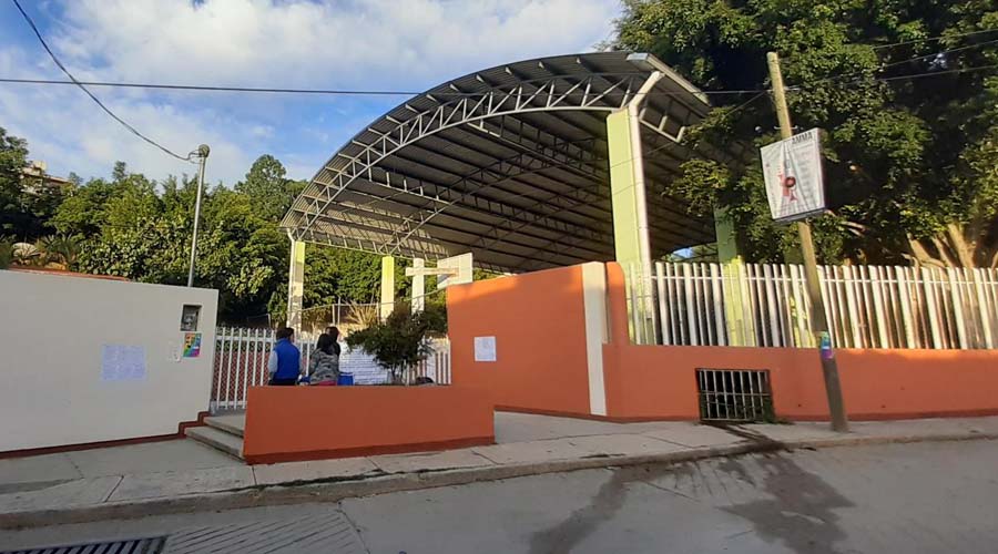 Buscan solución en la escuela secundaria “Rodolfo Morales” en colonia Volcanes | El Imparcial de Oaxaca