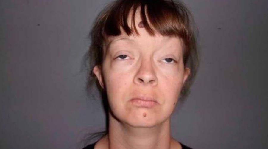 Detienen a mujer acusada de dar de comer popo de perro a sus hijos