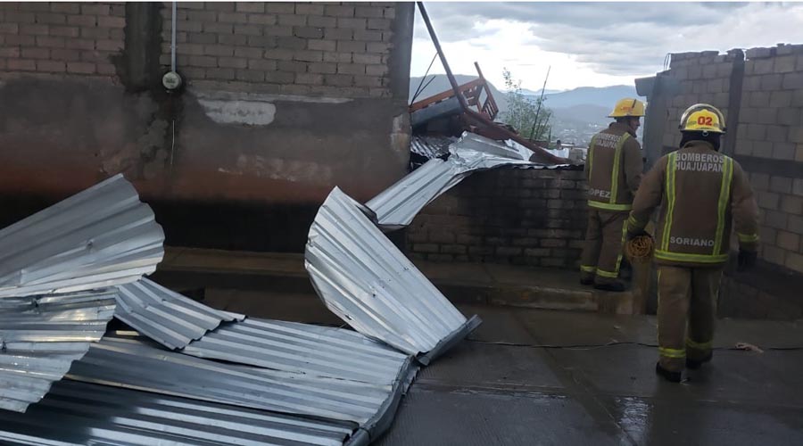 Lluvias provocan caída del techado en vivienda en la Mixteca