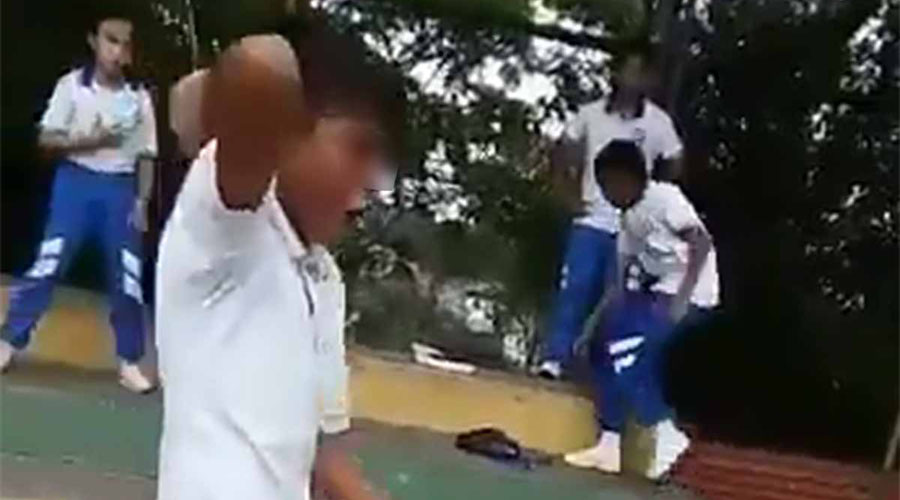 Video: Niño intenta acuchillar a profesor en el patio de su escuela