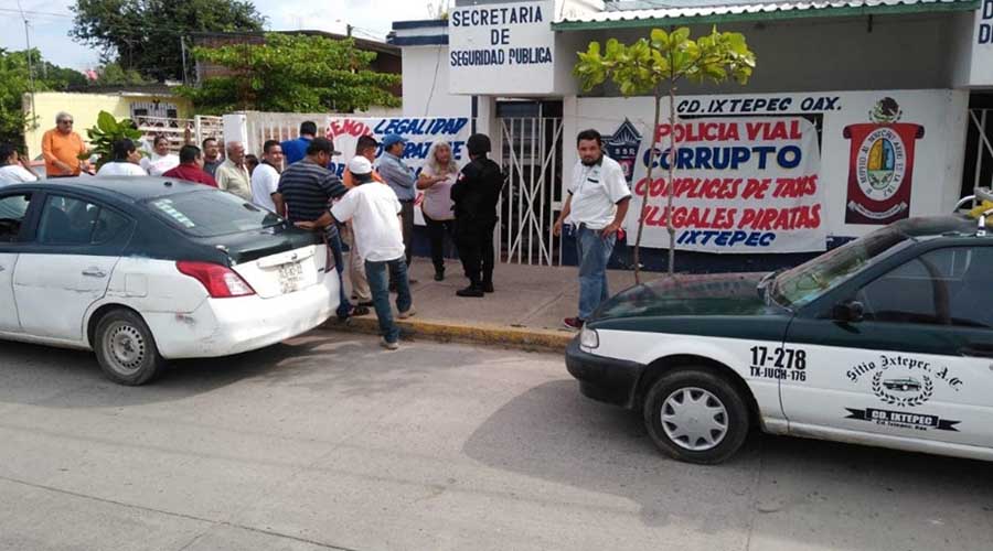 Se manifiestan taxistas contra Policía Vial Estatal en Ixtepec
