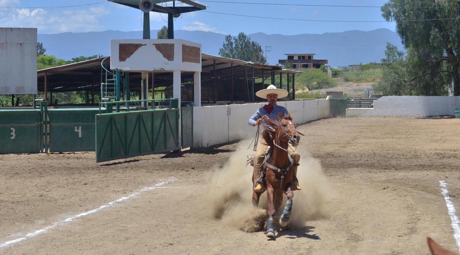 Realizan la charreada