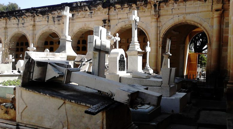 Lápida cae sobre la mano de niño en el Panteón General | El Imparcial de Oaxaca