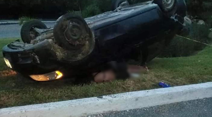 Muere al estrellar su auto contra un árbol en Huatulco