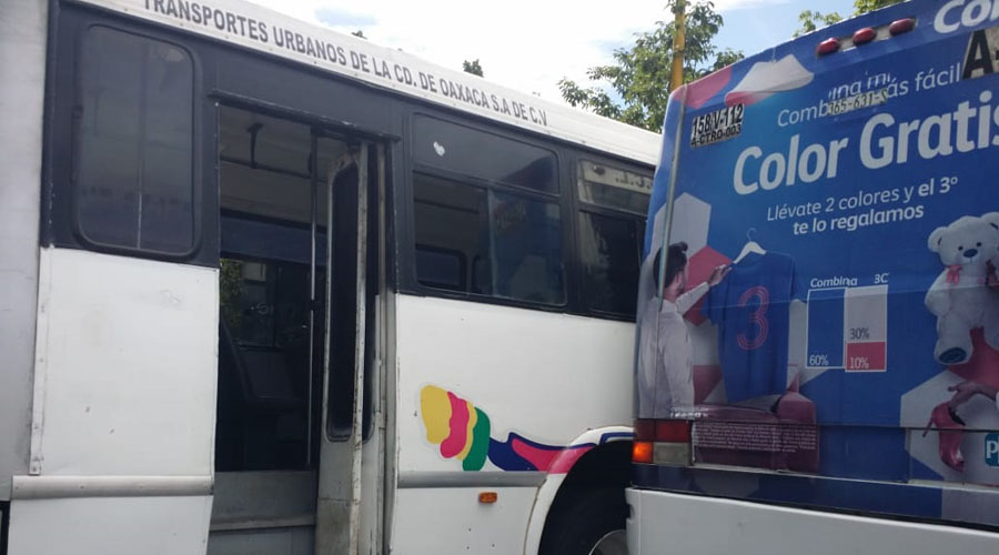 Por disputar pasaje, urbaneros provocan accidente en avenida Universidad
