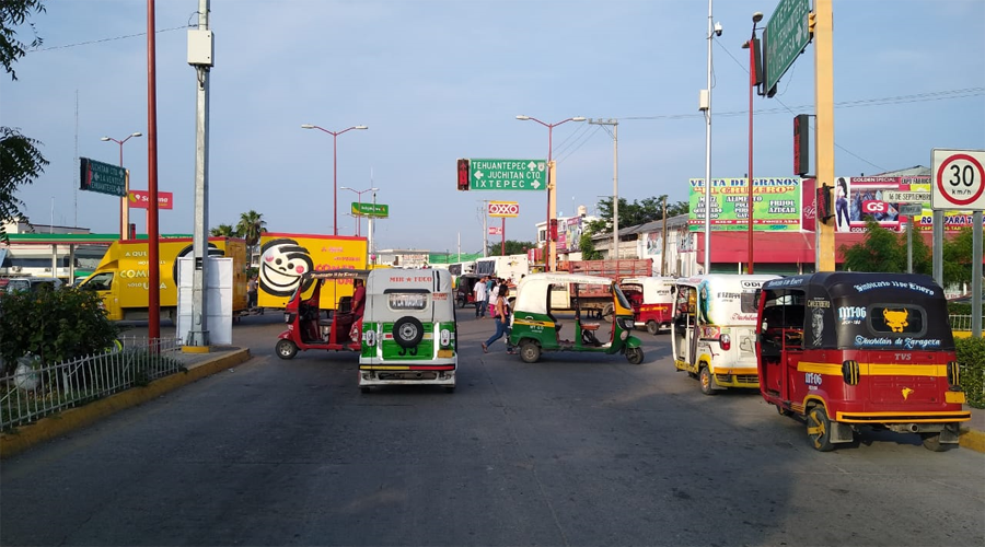 Mototaxistas bloquean carretera Cristóbal Colón