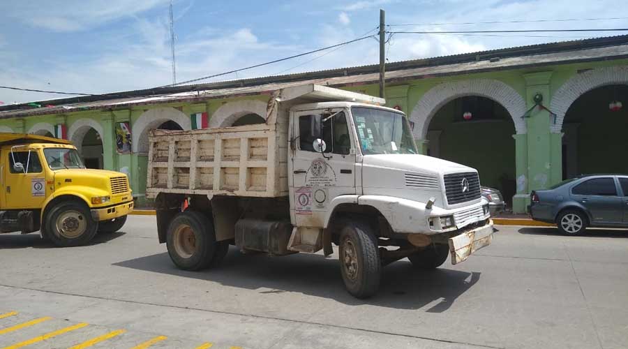 Camioneros materialistas exigen trabajo con bloqueo en El Espinal