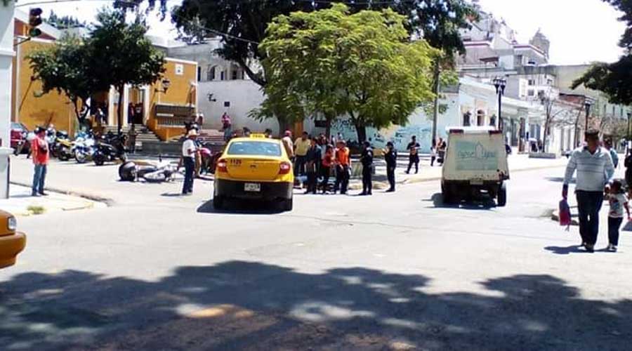 Taxista arrolla a motociclista en una esquina del parque Morelos