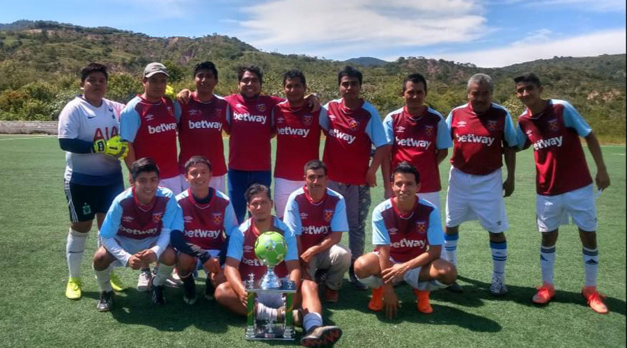 Los Chileajos alzan la copa en la Liga Municipal de Fútbol Varonil de Silacayoápam