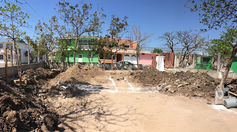 Constructores se niegan a la reconstrucción de aulas en Juchitán