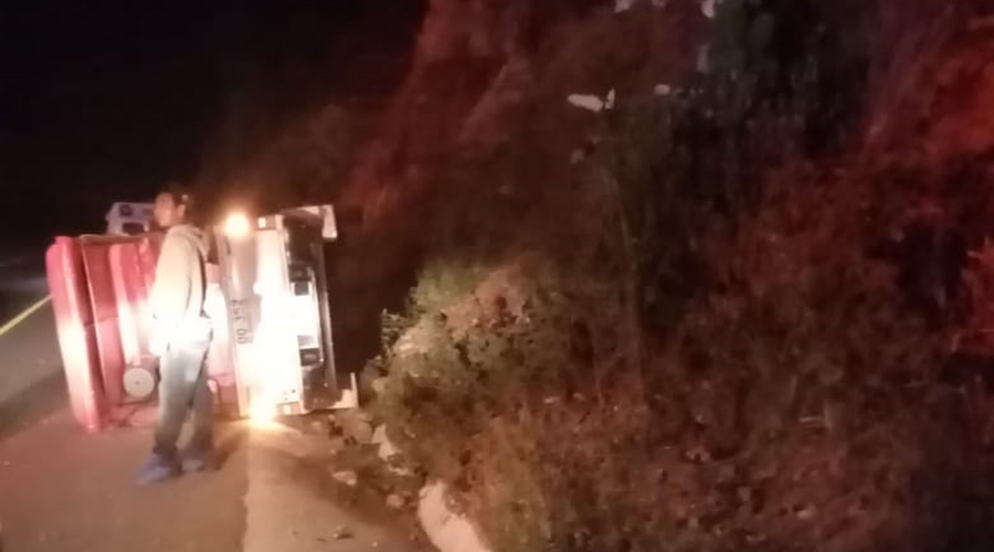 Vuelcan camioneta y la abandonan en Ejutla de Crespo | El Imparcial de Oaxaca