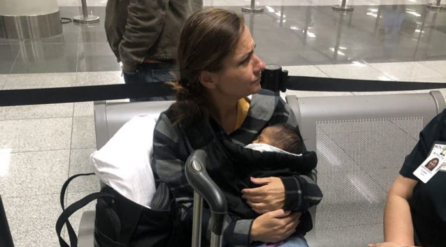 Mujer de EU intenta viajar con bebé de Filipinas escondido en una bolsa