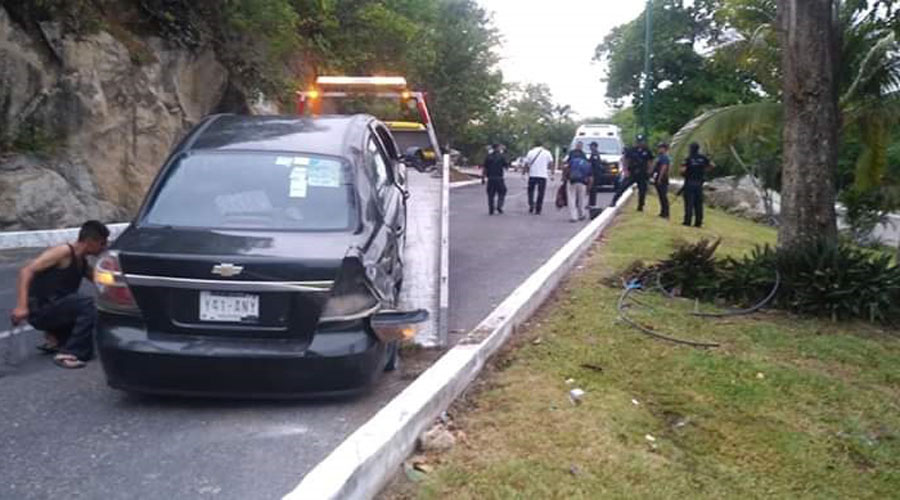 Muere al estrellar su auto contra un árbol en Huatulco