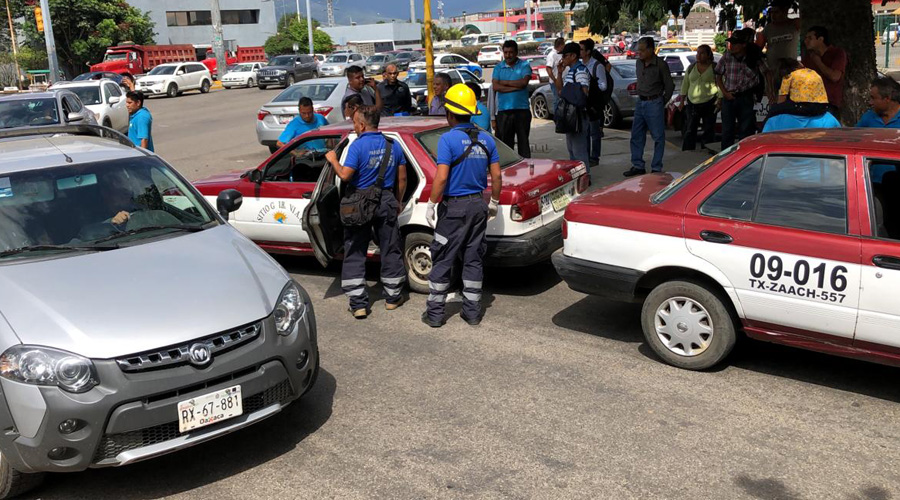 Automovilista embiste a taxi en Símbolos Patrios