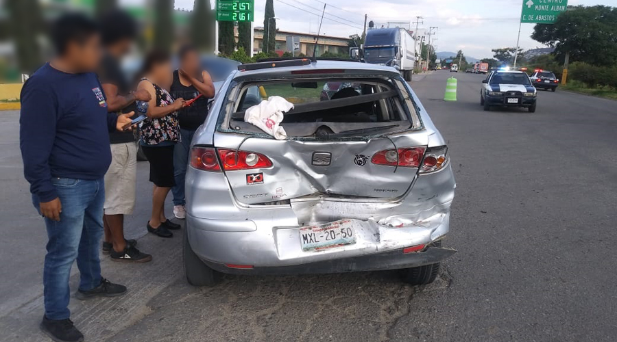 Mujer embiste con su auto a un vehículo en la colonia El Arenal
