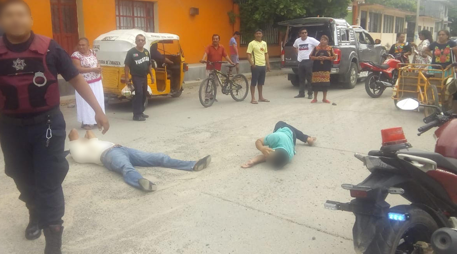 Motociclistas se impactan contra una camioneta en Juchitán | El Imparcial de Oaxaca